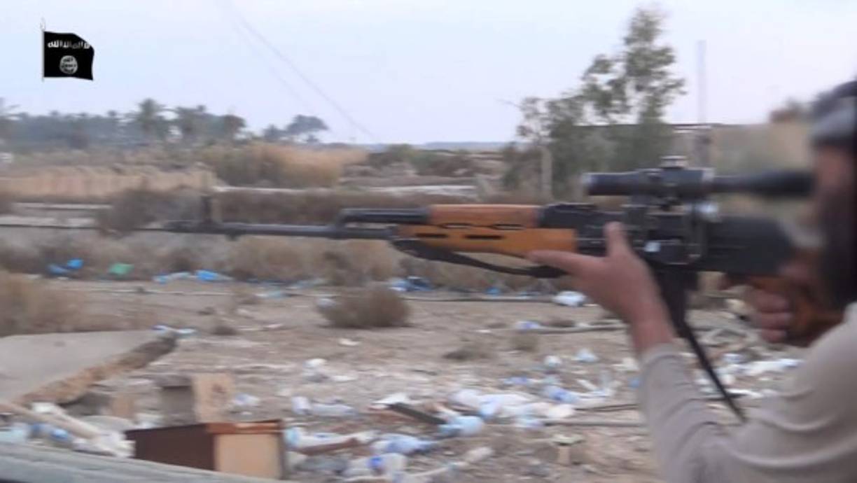 En un momento dado la paciencia pareció darle frutos al oficial inglés. El miembro del ISIS se dejó ver cuando la luz del día estaba desapareciendo. El inglés lo tuvo en la mira y apretó el gatillo. La bala voló durante tres segundos y se incrustó en la garganta del yihadista.