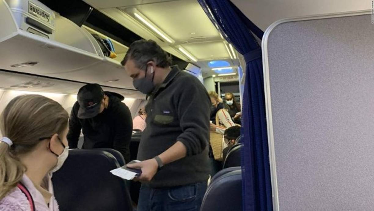 En un comunicado, el senador explicó que debido a la cancelación de las escuelas durante la semana, sus hijas le habían pedido hacer un viaje con amigos. 'Queriendo ser un buen padre, volé con ellas', dijo Cruz.<br/><br/>'Estoy, como mi equipo, en contacto constante con los funcionarios locales para determinar qué ha sucedido en Texas', continuó, refiriéndose a los cortes de energía que afectaron a millones.