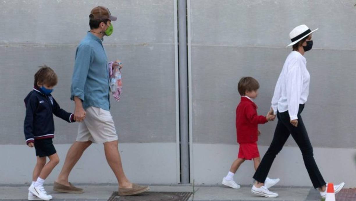 Iker Casillas y Sara Carbonero retornaron a su vida en Madrid con sus hijos volvieron a la escuela.