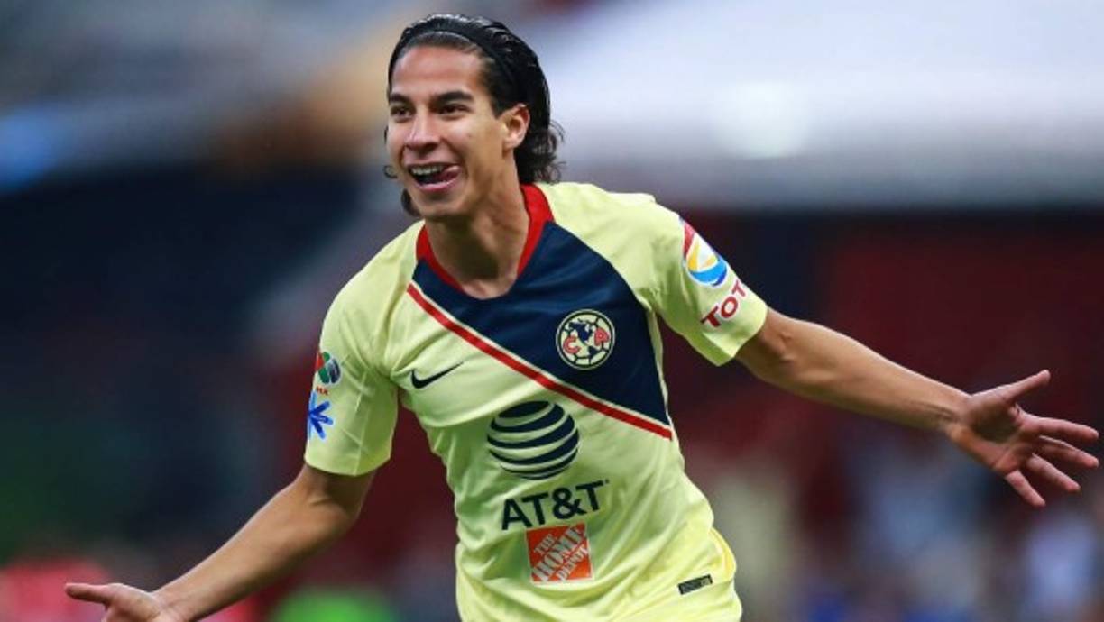 Diego Lainez es el nombre del momento en el fútbol mexicano. La perla del América estaría cerca de jugar en Europa. El Ajax está interesado en llevarse al joven mexicano a sus filas sin embargo la ‘codicia’ del América podría tirar el fichaje ya que piden una cantidad casi el doble de grande que la que ofrecen los holandeses. El club europeo ofrece 7 millones de euros, pero el América quiere 12.