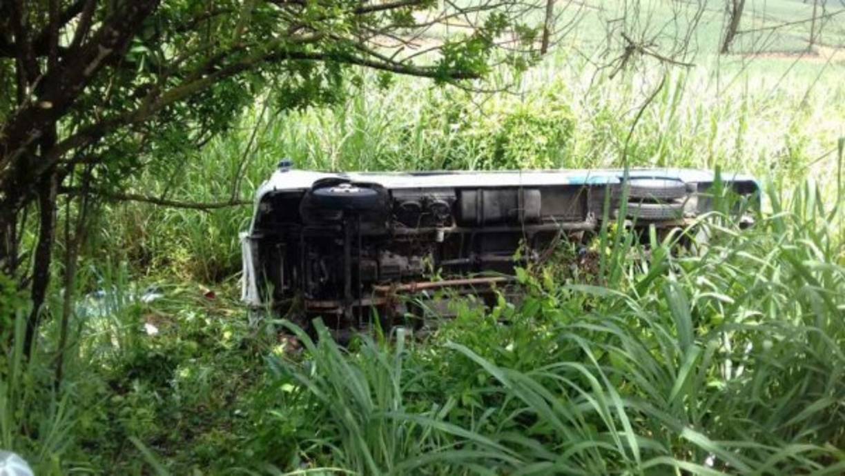 Un autobús del transporte público volcó y quedó con las llantas para arriba tras chocar contra un camión en la mañana de este viernes entre las aldeas El Pino y La Unión de El Porvenir, Atlántida. El bus que cubre la ruta Piedras de Afilar-La Ceiba cayó a una hondonada a la altura del puente Quebrada Seca de la CA-13.