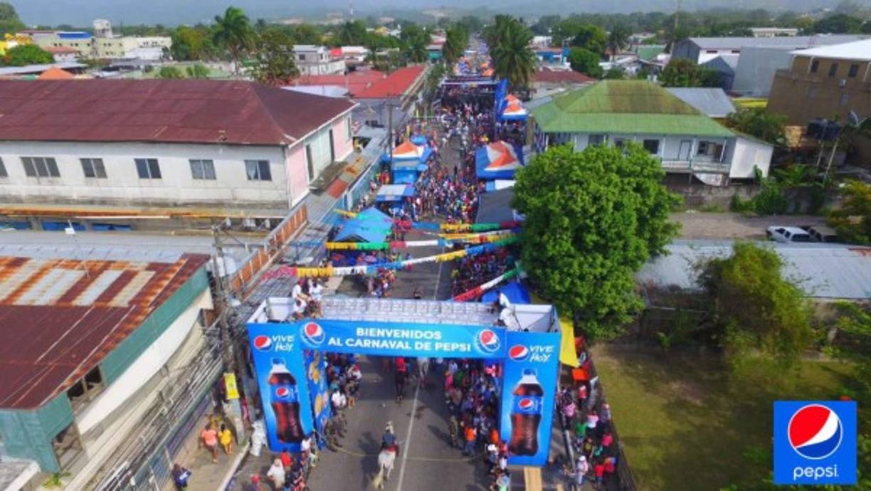 Así se le da la bienvenida a miles de turistas nacionales y extranjeros que llegan al gran carnaval de La Ceiba, Atlántida.