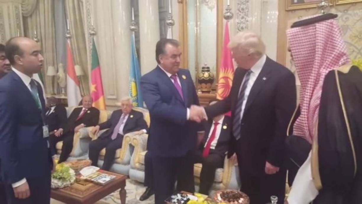 Uno que si logró ganarle a Trump en su propio 'juego de manos' fue Emomali Rahmon, presidente de Tayikistán, que se encontró con el mandatario estadounidense durante su visita a Arabia Saudita. El tayiko le dio una cucharada de su propio chocolate con un apretón fuerte y hasta tirando de él. ¡Para que veas lo que se siente, Donald!
