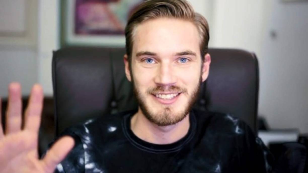 #1: PewDiePie - 15 millones de dólares. Este youtuber sueco, cuyo nombre real es Felix Arvid Ulf Kjellberg, cuenta con más de 50 millones de suscriptores, lo que le convierten no sólo en el más seguido y el mejor pagado. Sus vídeos, gameplays o vlogs, ya le hicieron ser el número uno en la lista el año pasado. Su libro 'This Book Loves You', vendió más de 112.000 copias.