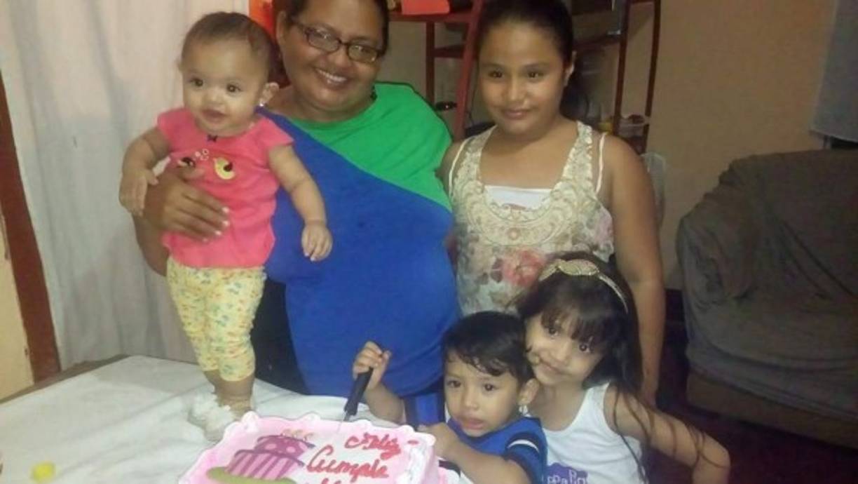 Gizell Palacio: Mi madre la adoro por ser todo por darnos todo por su sacrificio su valor su determinación en sacarnos adelante y mas por q ama a mi hija igual que a mi la amo madre gracias por ser mi madre tan madre..