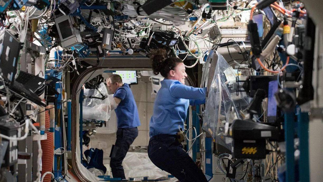 Precisó que la NASA cuenta con “tiempo disponible antes de traer la Starliner a casa y queremos usar ese tiempo sabiamente ahora mismo”, mientras los astronautas “están muy ocupados a bordo de la EEI y tan ansiosos como nosotros por tomar una decisión”.