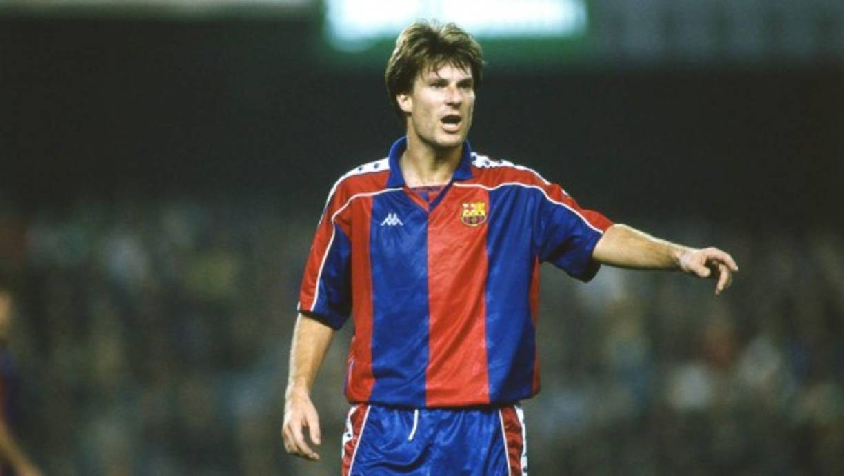 Laudrup ha sido de los jugadores que vistió la camiseta del Barcelona y Real Madrid. Hoy suena para ser el nuevo DT del club blanco.