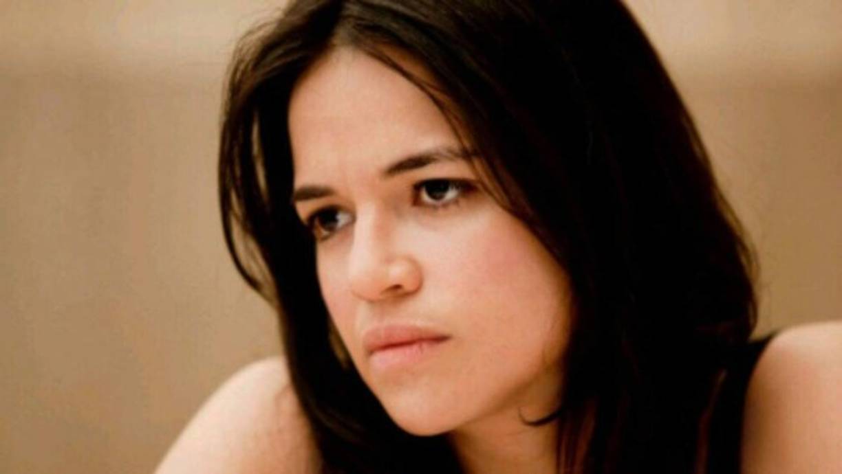 Michelle Rodríguez. Protagonista de la saga 'Fast & Furious', ha reconocido en una entrevista para la revista Entertainment Weekly que es bisexual. En la charla con la publicación, la intérprete admite que sus fans siempre han sentido curiosidad al respecto, ya que nunca ha acudido acompañada a los estrenos de sus películas.