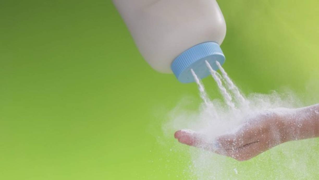 8. Coloque la base de maquillaje con una capa fina de talco para bebés, ya que es más absorbente que muchos polvos cosméticos.