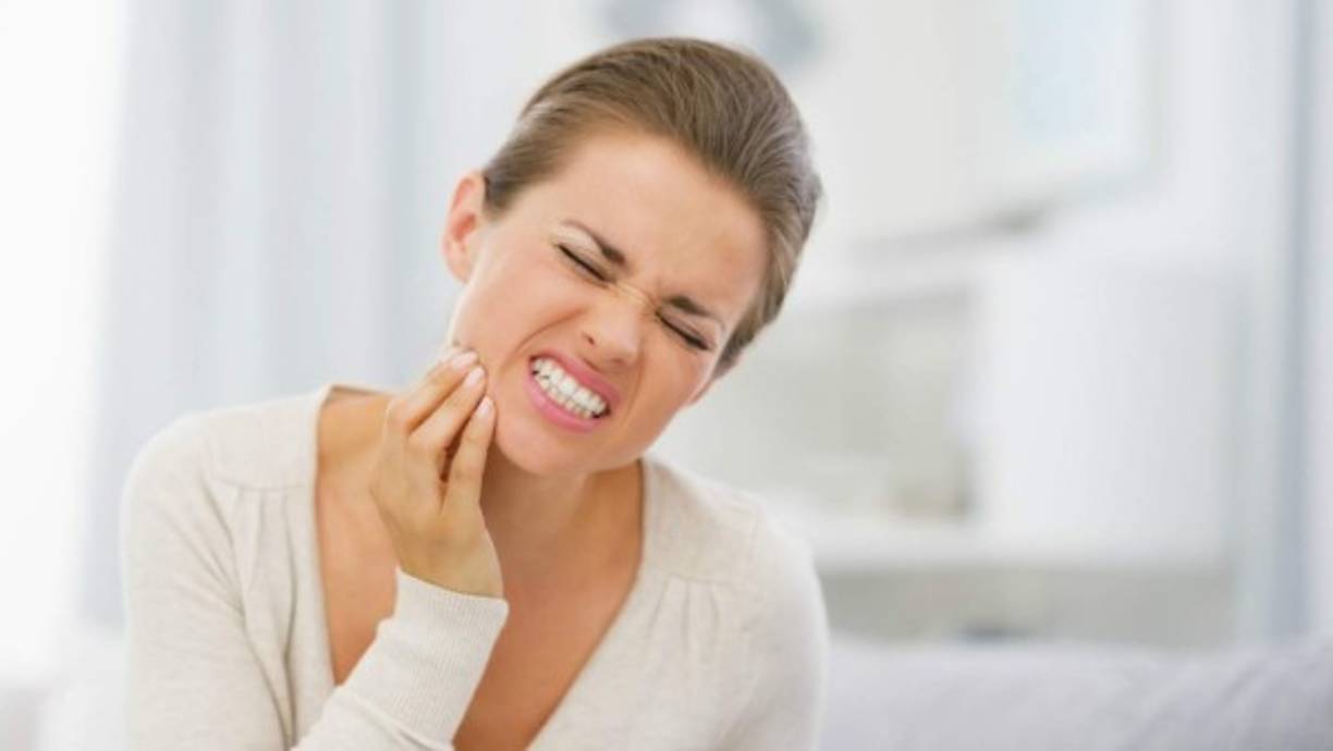 Uno de los peores dolores que el ser humano puede experimentar, es el de muelas. <br/><br/>Si no puedes visitar a un médico, te dejamos estos prácticos remedios caseros que pueden mitigar el sufrimiento.