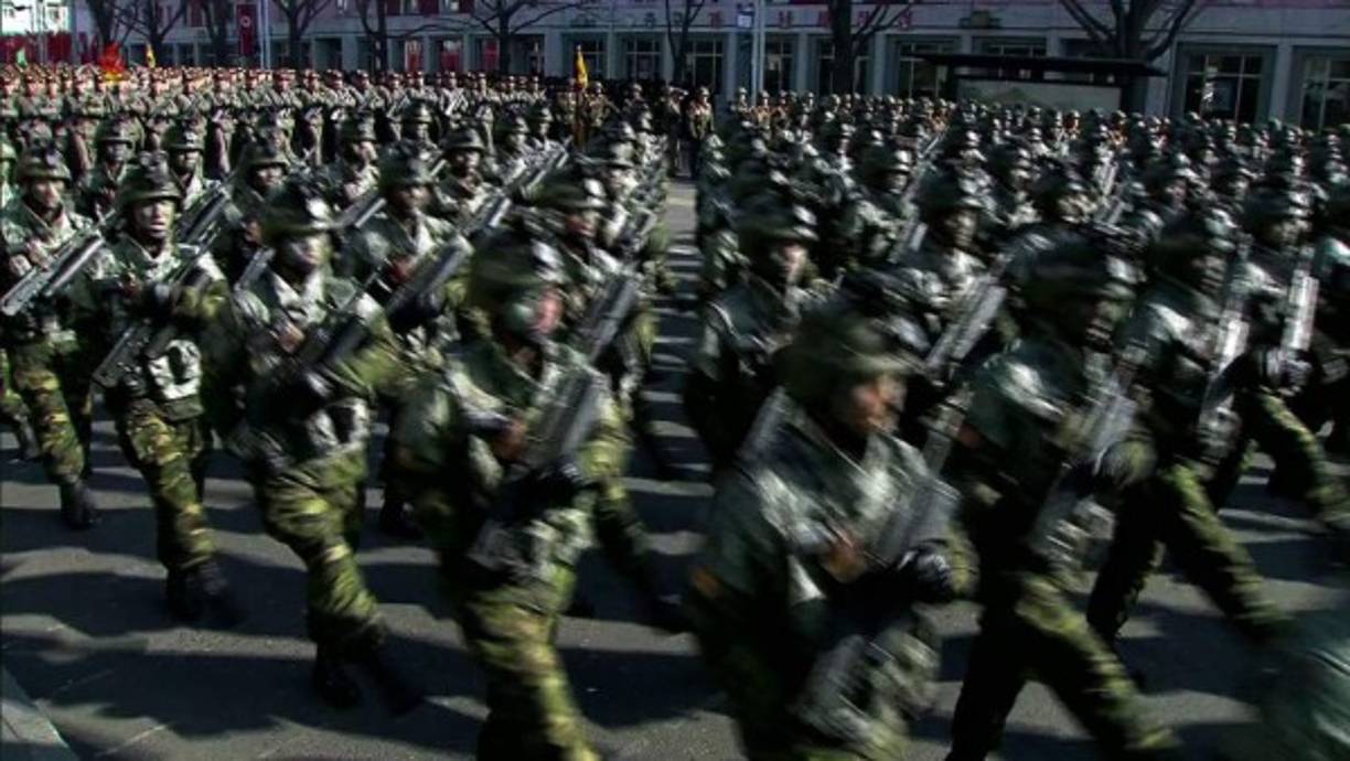 Kim Jong-un y cientos de medios de comunicación internacionales, el régimen hizo una monumental exhibición de armamento y de nuevos misiles, lo que alarmó a la comunidad internacional. AFP