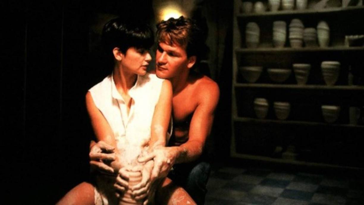 Patrick Swayze y Demi Moore se convirtieron en un gran ícono de la gran pantalla gracias a esta inolvidable escena que mezcla los movimientos perfectos, la mejor iluminación y una música envolvente.