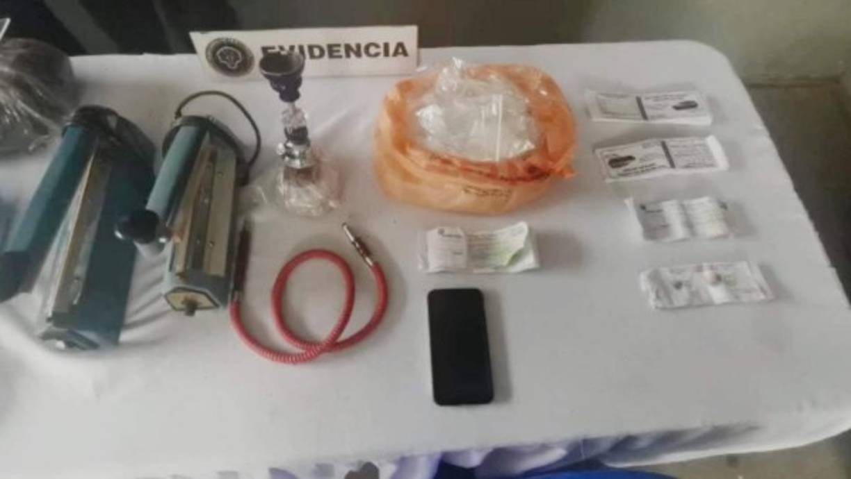 A alias El Tata le decomisaron dos selladoras de bolsa para marihuana y varios talonarios de rifas falsas, las cuales son usadas para la extorsión.