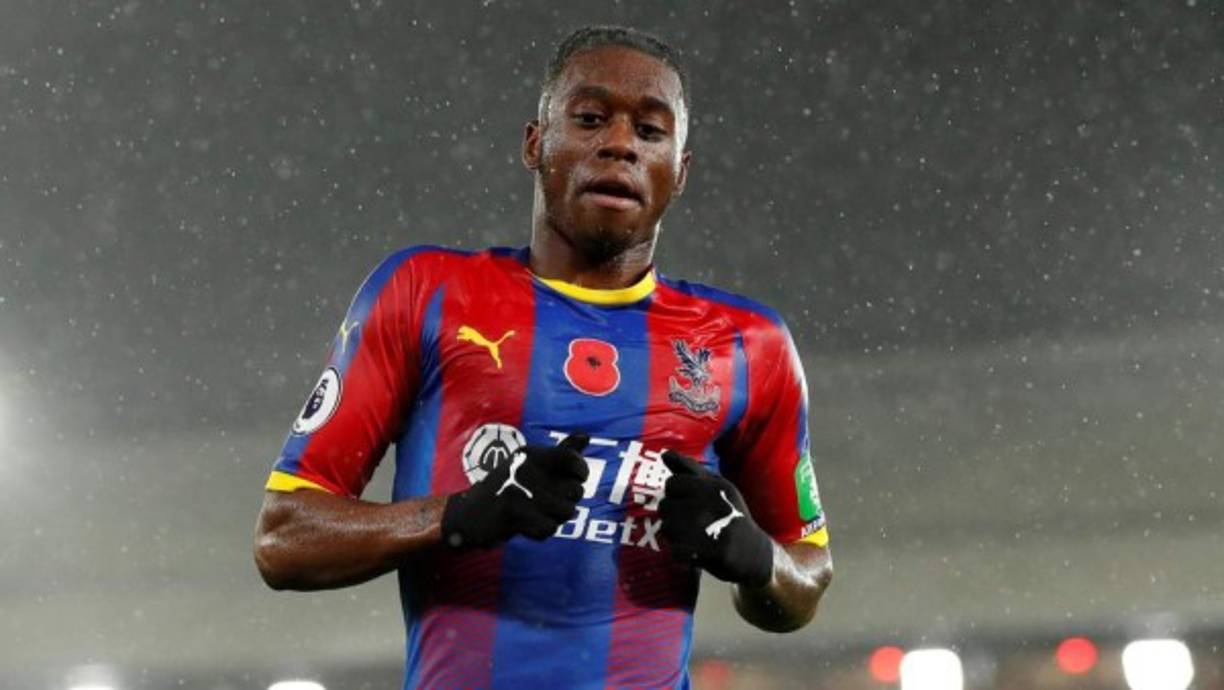 La BBC anuncia el fichaje de Aaron Wan-Bissaka por parte del Manchester United por 50 millones de libras. El lateral derecho inglés, de 21 años, se convierte en el quinto jugador más caro de los 'Diablos Rojos' tras Pogba, Lukaku, Di Maria y Fred. El inglés debutó este año con el Crystal Palace y ha jugado el Europeo Sub-21 de Italia.