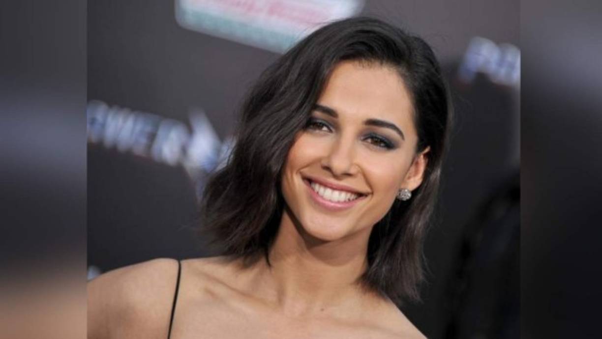 Naomi Scott, la bella actriz que interpreta a la princesa Jasmine en la película Aladdín, es una actriz que cautiva por su belleza y talento.