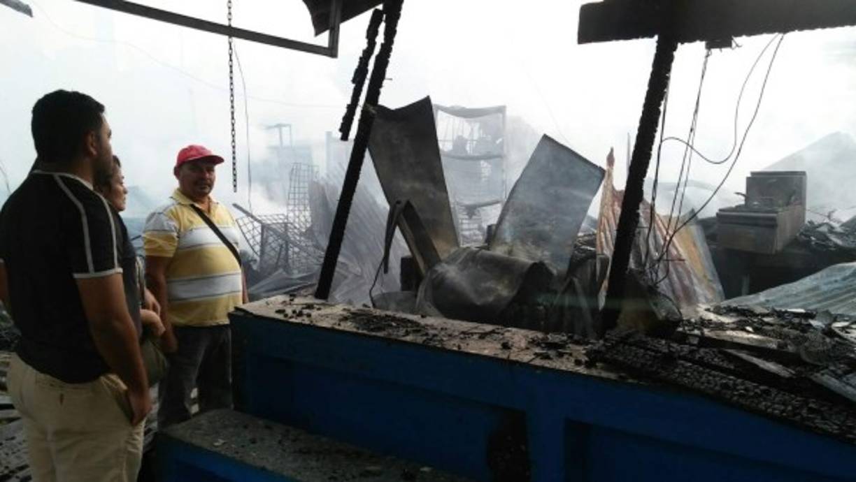 Los puestos del mercado central de San Pedro Sula quedaron reducidos a cenizas.