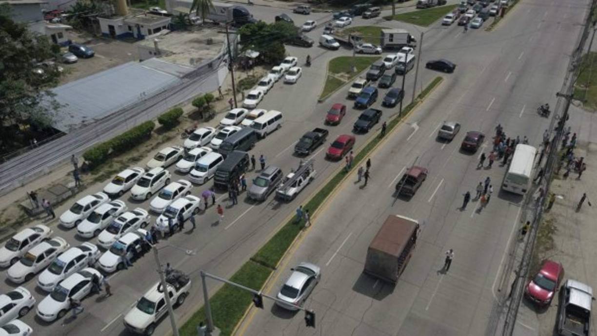 En Tegucigalpa, decenas de taxis fueron atravesados en calles del centro de la ciudad para impedir la circulación de vehículos particulares, mientras que en otros sectores autobuses urbanos fueron aparcados a orillas de bulevares.