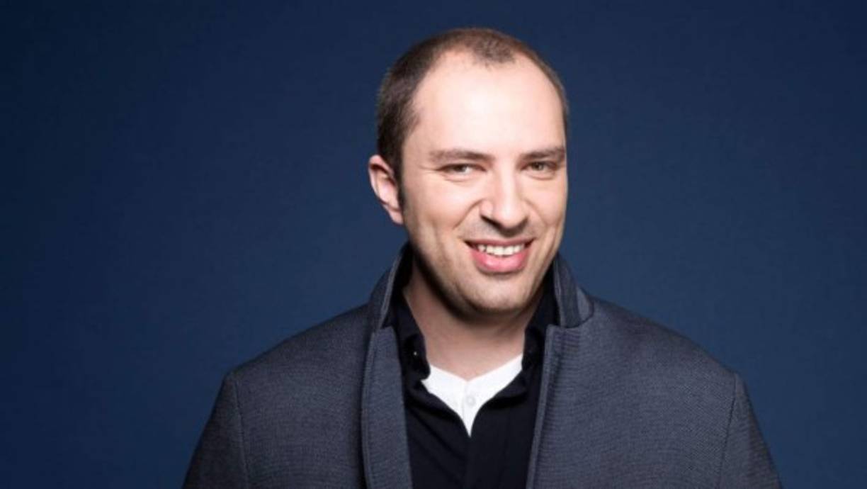 Jan Koum Edad, creador de Whatsapp, causó gran revuelo cuando Facebook anunció que compraría su startup de mensajería móvil por 19 mil millones de dólares. Koum creó WhatsApp en 2009 y ahora es el mayor servicio de mensajería móvil en el mundo. Su patrimonio neto es de 6 mil 600 mdd.<br/>