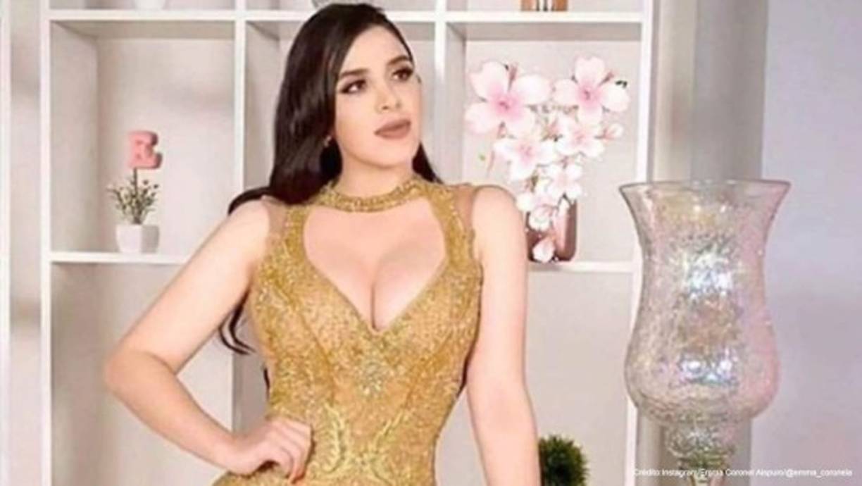 Emma Coronel, la esposa del narcotraficante mexicano Joaquín 'El Chapo' Guzmán, sigue dando de que hablar en México tras sorprender vestida de novia con un cambio de look radical para recibir el Año Nuevo.
