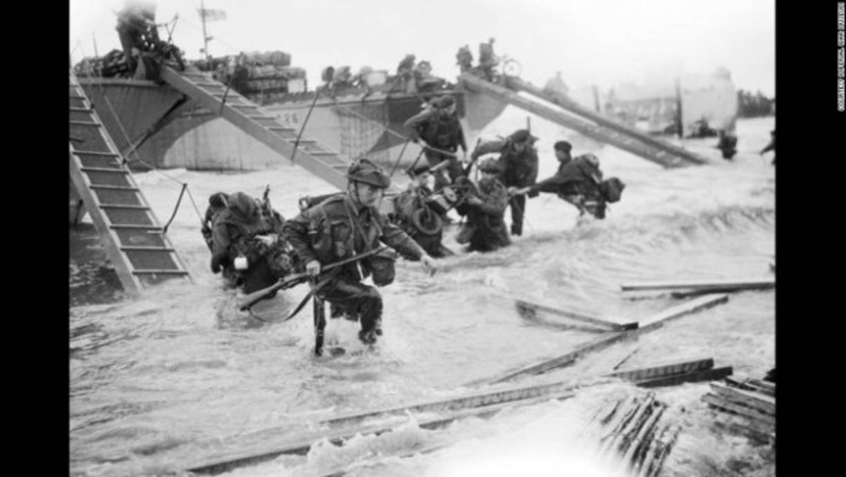 Comandos de la cuarta Brigada de Servicios Especiales de la Marina Real avanzan hacia Juno Beach en el mar Saint-Aubin-sur-mer, de baja Normandía.