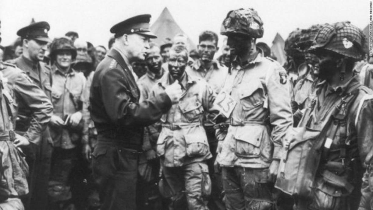 Eisenhower da la orden del día a los paracaidistas en Inglaterra. “Victoria total, nada más”, fue la orden justo antes de que abordaran sus aviones para participar en la primera ola. La invasión —cuyo nombre codificado era Operación Overlord— había sido preparada por más de dos años.