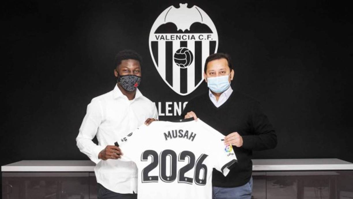 El Valencia ha cerrado y firmado la renovación del joven Yunus Musah, su nueva estrella, y lo ha amarrado hasta 2026. El conjunto che no ha hecho público el importe de la cláusula de rescisión, pero se intuye que puede ser una de las más altas de la plantilla. <br/><br/>El internacional estadounidense se marca nuevos retos después de ampliar contrato. “Estoy muy feliz por seguir muchos más años en el Valencia CF”, ha dicho.