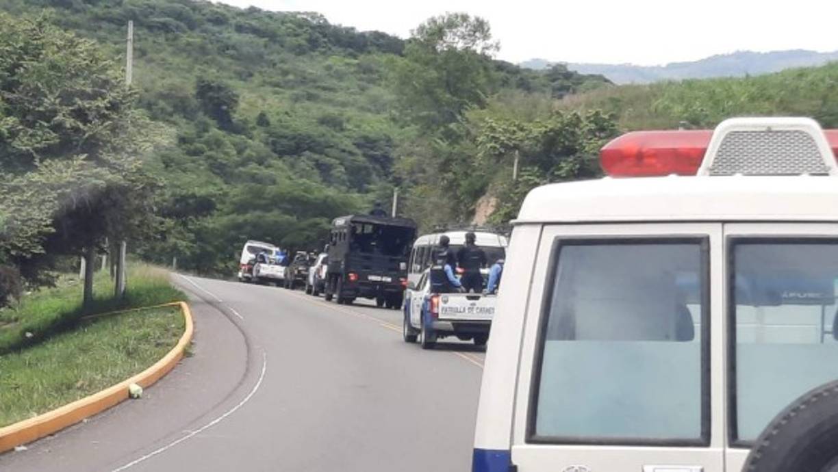 La caravana atravesando una región de Honduras con destino a Ilama, Santa Bárbara.