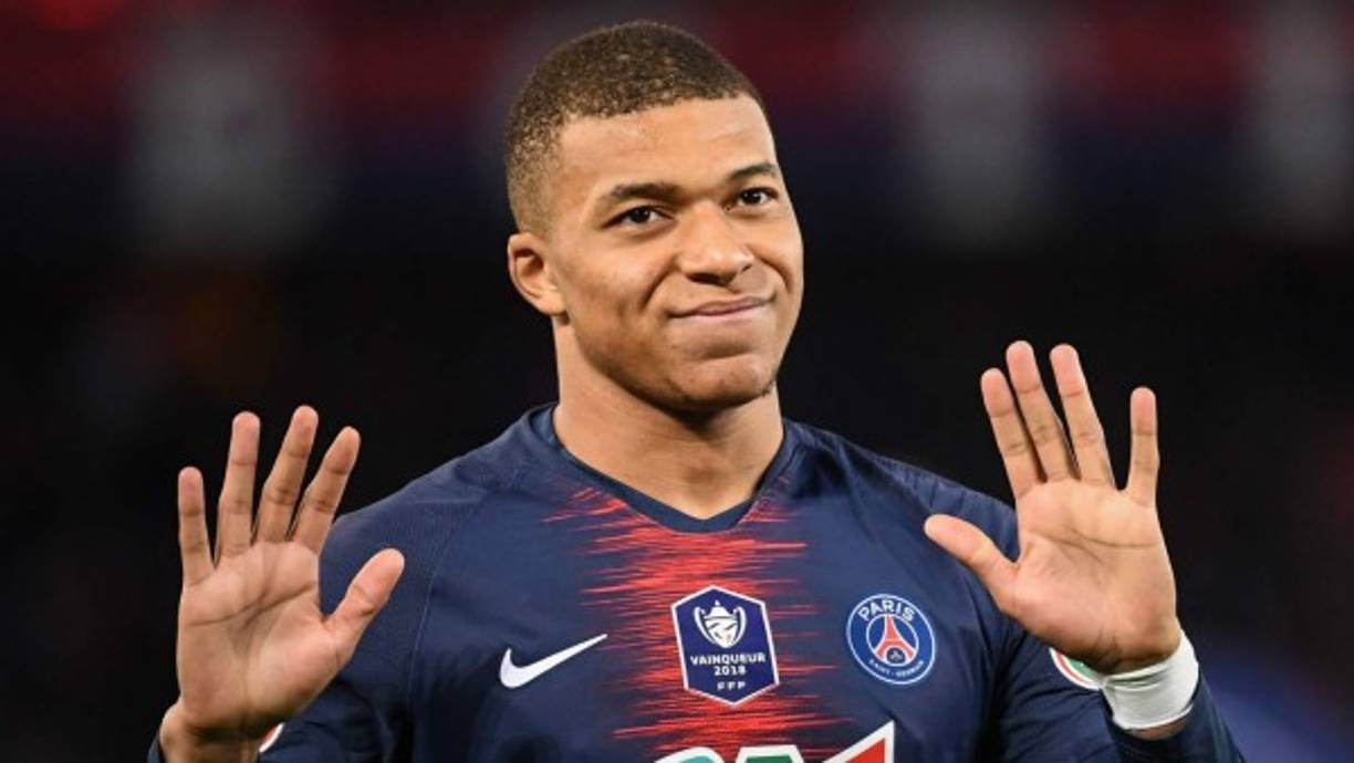 El presidente del Paris Saint-Germain, Nasser al Khelaifi, aseguró que está 'seguro al 200 %' de que Kylian Mbappé seguirá en el club de la capital francesa la próxima temporada. 'No dejaré a ese jugador de locura. Nuestra mejor decisión de los últimos años fue firmarle aquí: es francés, originario de París, con una mentalidad ejemplar', dijo.