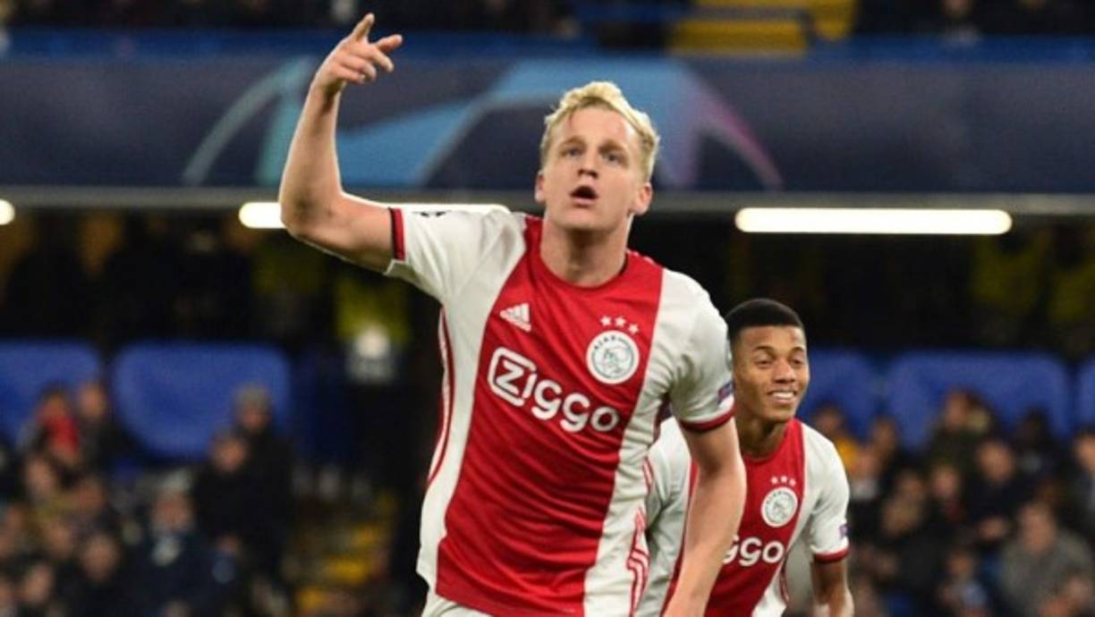 El jugador del Ajax, Donny van de Beek, tenía un acuerdo cerrado con el Real Madrid desde hace tiempo pero parece que no va a vestir la camiseta blanca. La decisión del club blanco de no afrontar fichajes por culpa de la crisis del coronavirus hará que el centrocampista holandés mire otras ofertas. Y el mejor colocado ahora para hacerse con el holandés es el Manchester United.<br/><br/>Según informa el 'Dalily Star' el United quiere aprovecharse del paso atrás del Real Madrid y fichar a la perla del Ajax, que deslumbró la temporada pasada en la Champions junto a De Jong y De Ligt, y fortalecer su línea del centro del campo.