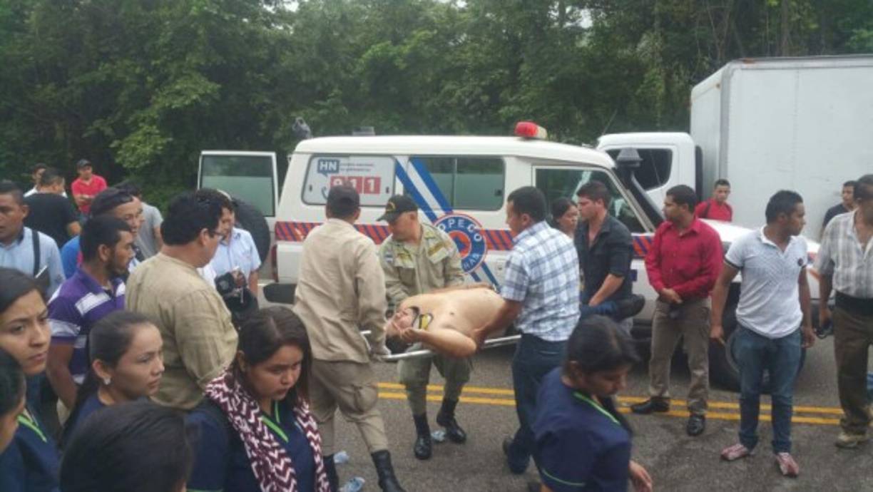 El bus comercial y el vehículo que transporta valores chocaron el municipio de Las Flores, aledaño a San Juan de Opoa, del departamento de Copán.<br/>