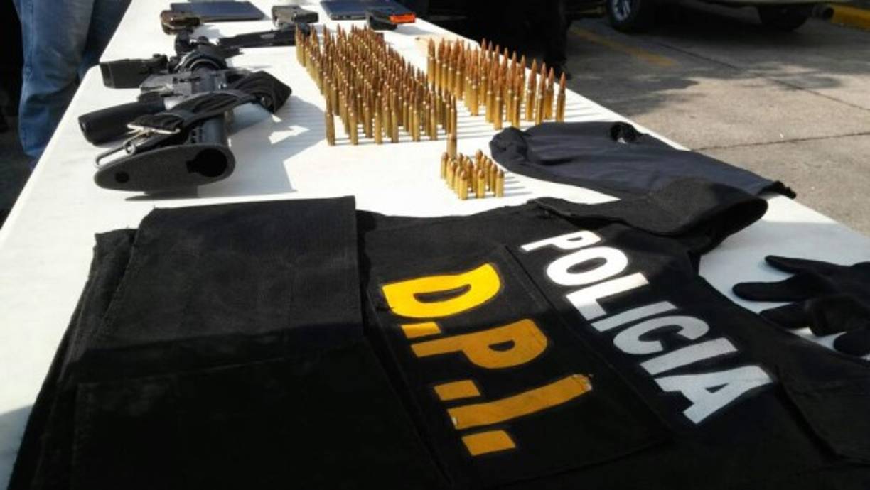 Armas y proyectiles decomisados en los operativos de la DPI en San Pedro Sula.
