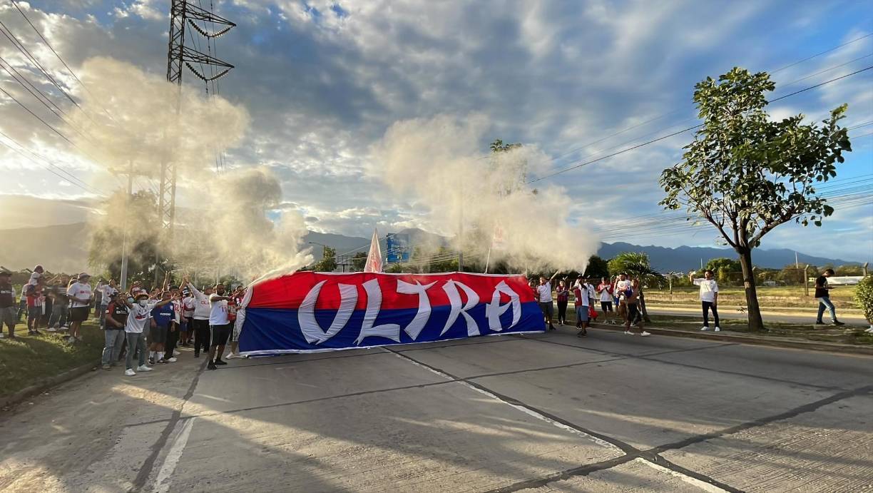 No importa la ciudad, ni la hora. La Ultra Fiel siempre está desde tempranas horas apoyando al Olimpia.