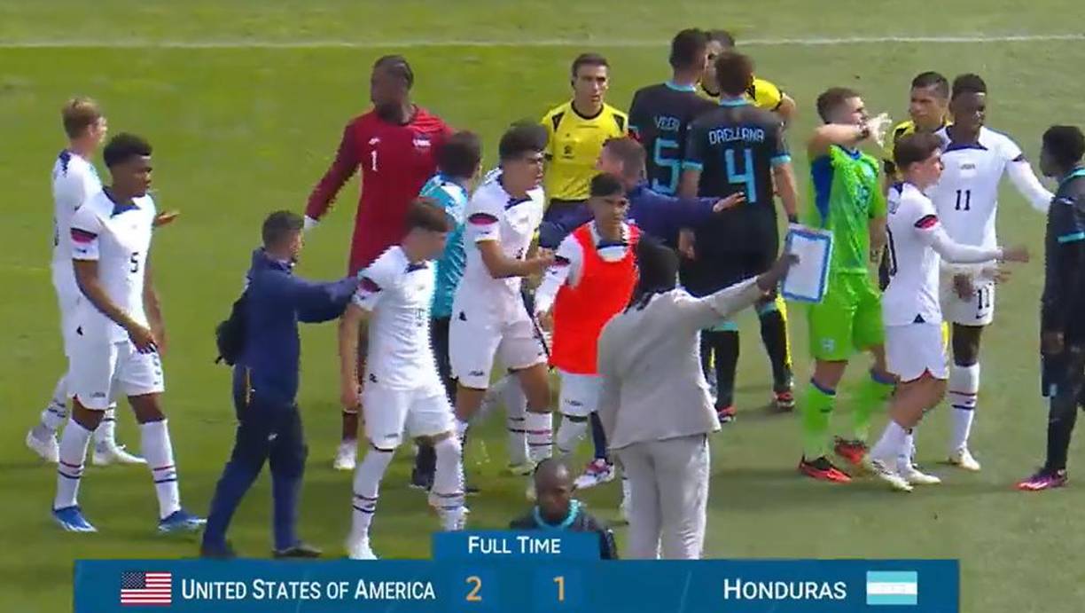 Honduras sufrió este jueves una amarga derrota in extremis de 2-1 ante Estados Unidos por la jornada 2 de los Juegos Panamericanos. El partido terminó con una lamentable pelea. 