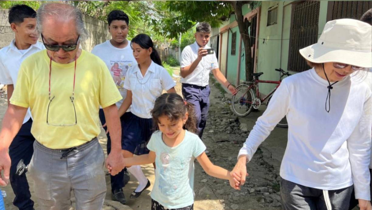 En las postales, se puede ver además a los papás de Shin recorren junto a estudiantes las instalaciones del centro educativo en construcción.