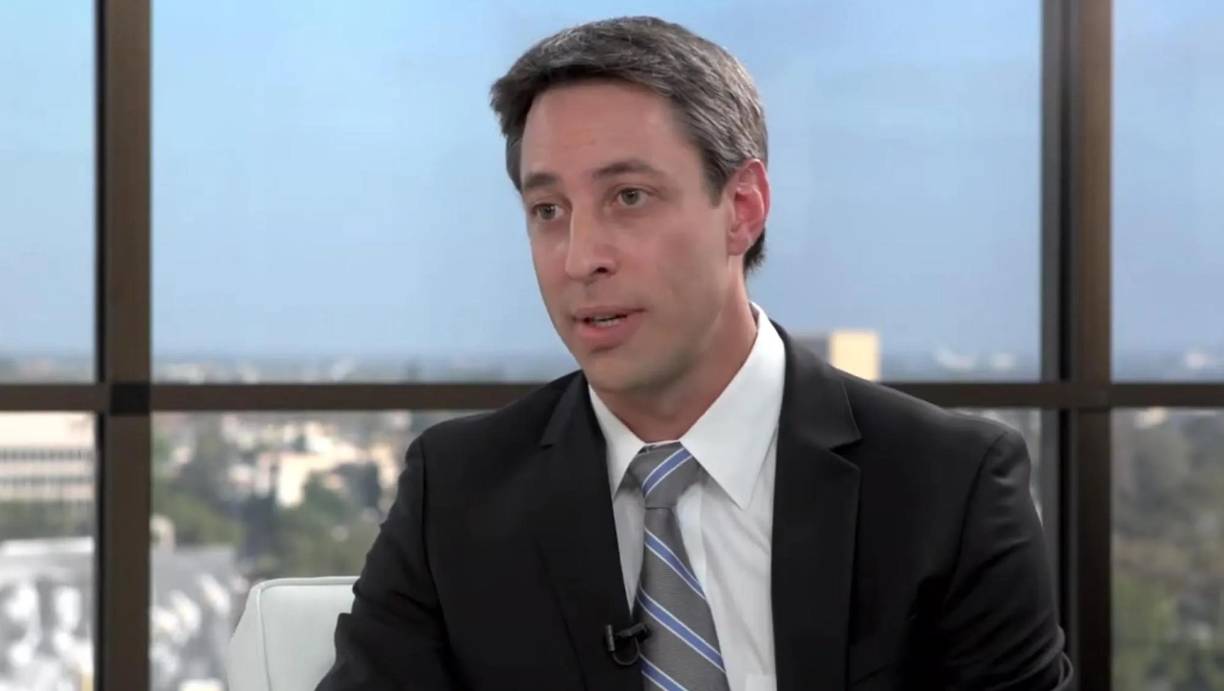 Según una investigación realizada por el sitio de noticias, Saliman es un profesionista que completó una beca en la Universidad de Stanford, además de que tiene una licenciatura en la Facultad de Medicina de la facultad de Colorado.