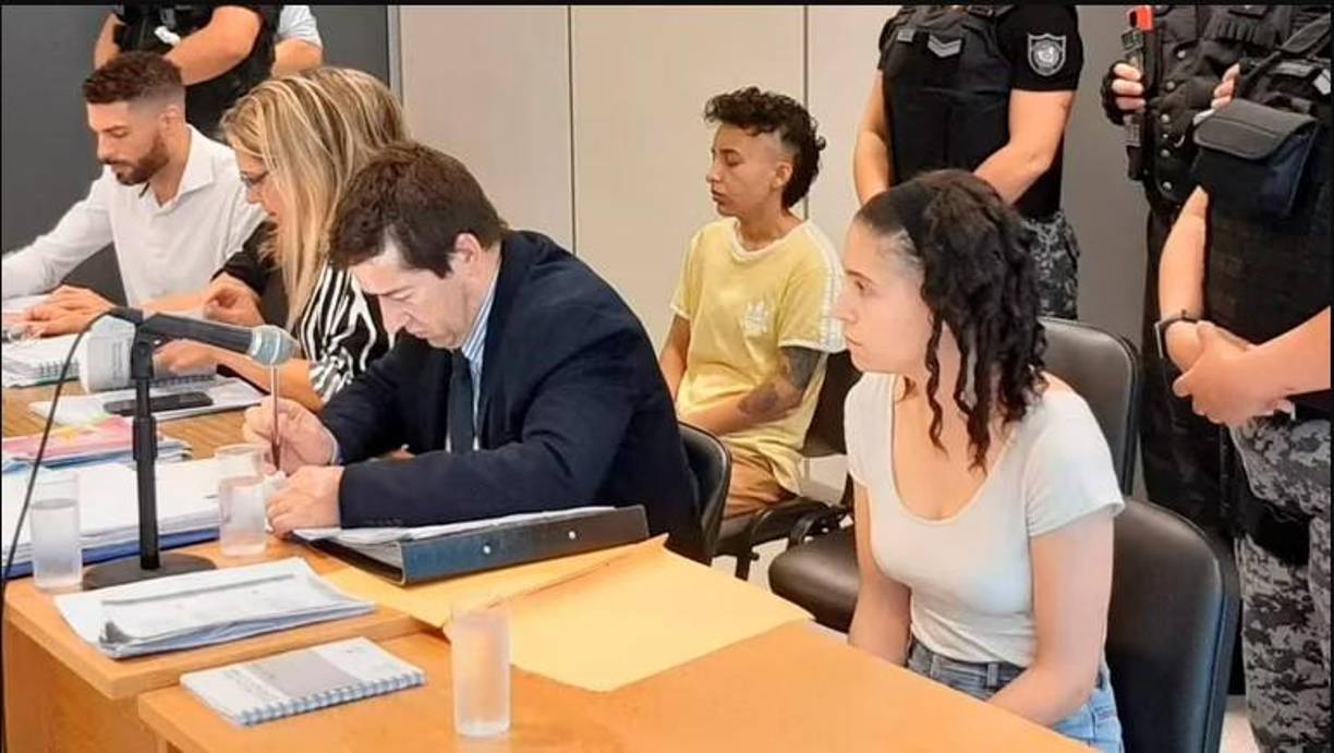 La madre del niño, Magdalena Espósito Valenti, de 24 años y su pareja Abigail Pérez, de 27, acusadas por “homicidio agravado con ensañamiento y alevosía” y “abuso sexual gravemente ultrajante”.