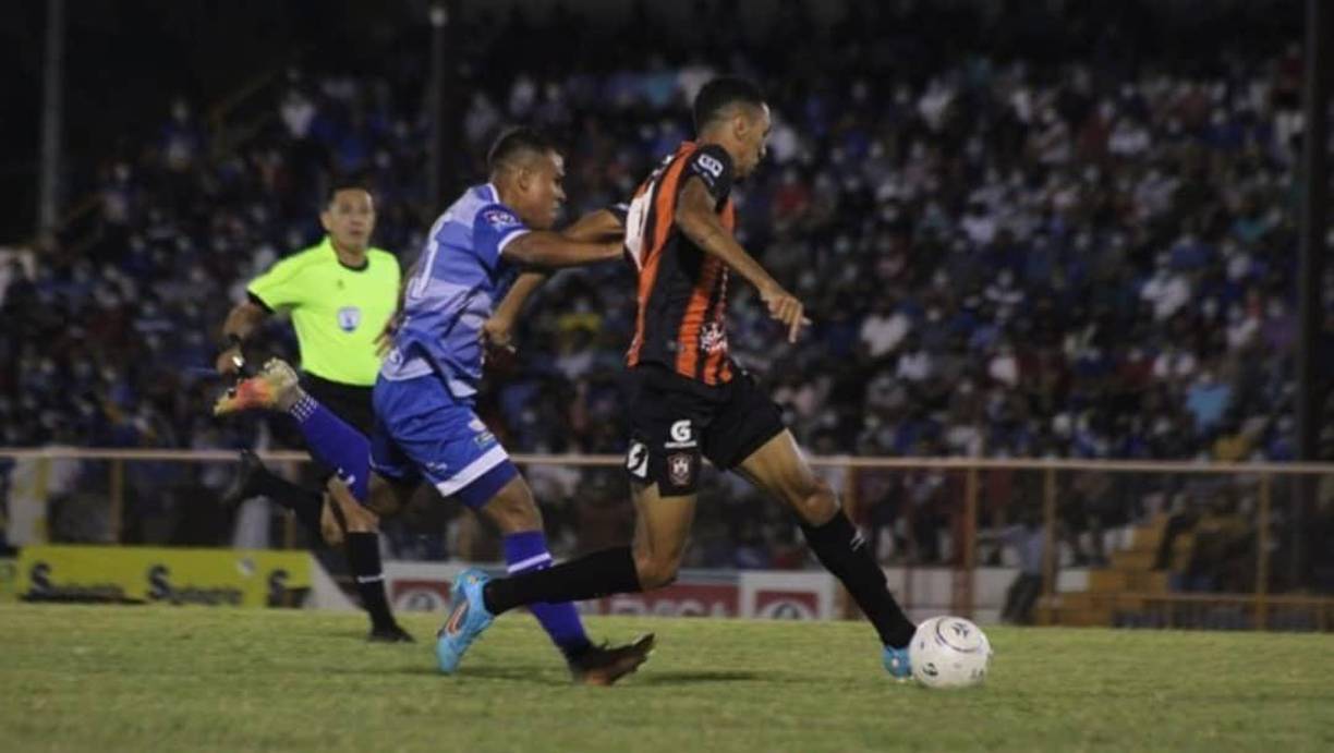  Yan Maciel cuenta con 25 años de edad y es mediocampista zurdo. El brasileño se ha hecho un nombre en el fútbol salvadoreño debido a sus buenas actuaciones.
