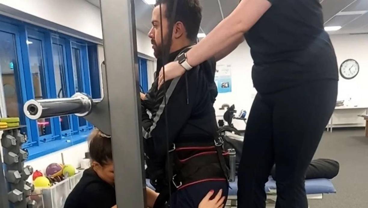 El joven permaneció en coma en el hospital. “Cuando me enteré, entré en modo de mamá automático”, recordó Tracy Cain y agregó: “Llamé a su padre que estaba en el trabajo y su hermana regresó de Essex. Alrededor de las 3 o 4 de la mañana trataron de prepararnos para darnos la noticia de que no se iba a despertar, pero dije que siguiéramos intentándolo. No iba a aceptar que no iba a volver”.