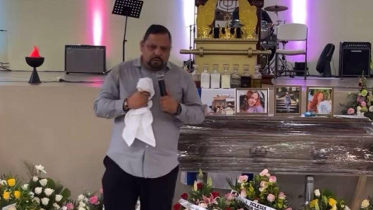 ”Hoy estamos golpeados, pero seguimos adelante. En mi casa no somos cuatro, seguimos siendo cinco”, expresó en medio de lágrimas don Mauricio Cáceres. 