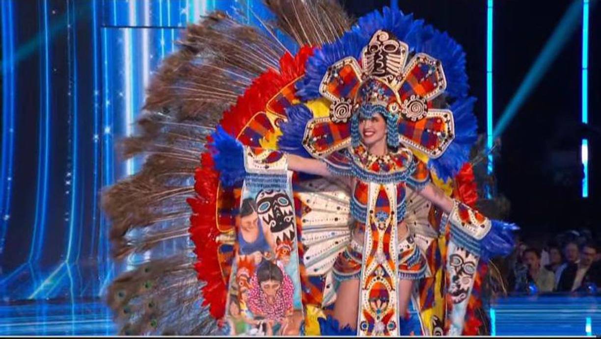 La paleta de colores se fundamenta en el rojo, amarillo y azul royal, complementada con tonalidades turquesa, dorado y crema.