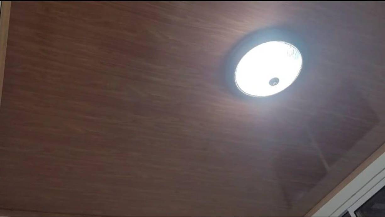 Cabe mencionar que, al lujoso cuarto, tipo motel, solo se podía acceder desde una puerta oculta en la oficina de la dirección del INAMI.