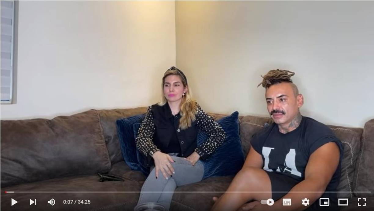 Daniel Peralta (derecha), maquillista de profesión, dijo que la familia de Karla Luna había buscado vender la bioserie de la fallecida artista por un precio de 20 millones de pesos mexicanos.