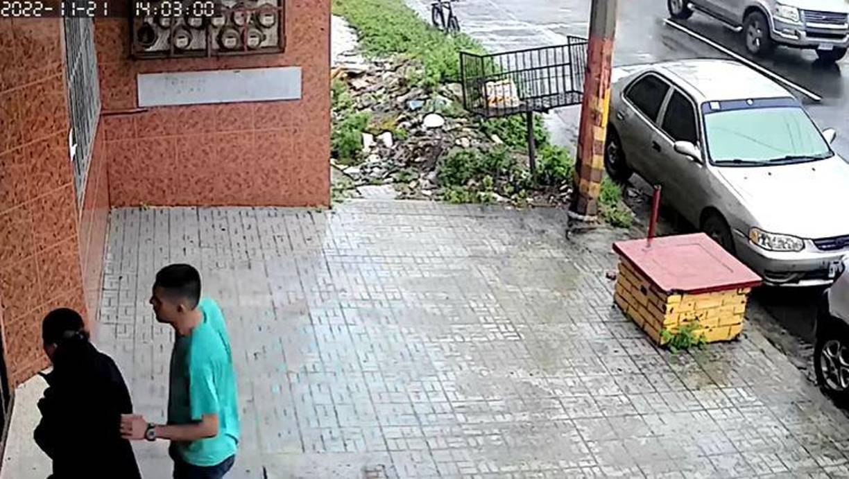 La grabación muestra que la víctima estaba con su celular en la mano y delante de ella aparece el asaltante a bordo de una bicicleta. El hombre se baja de su medio de transporte y camina por enfrente de la mujer.