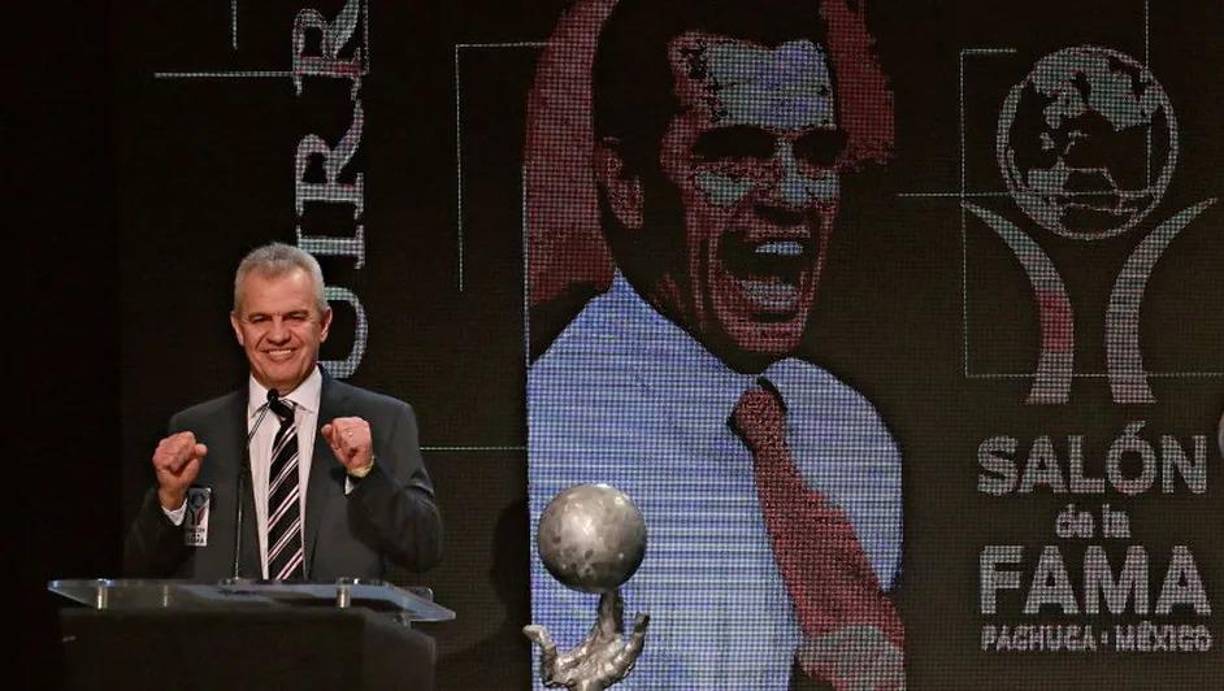 Ha recibido en dos ocasiones el Premio Nacional del Deporte, una como entrenador del Osasuna en el 2005 y la otra como jugador en 1979, cuando integraba al equipo que ganó plata en la Universiada Mundial.