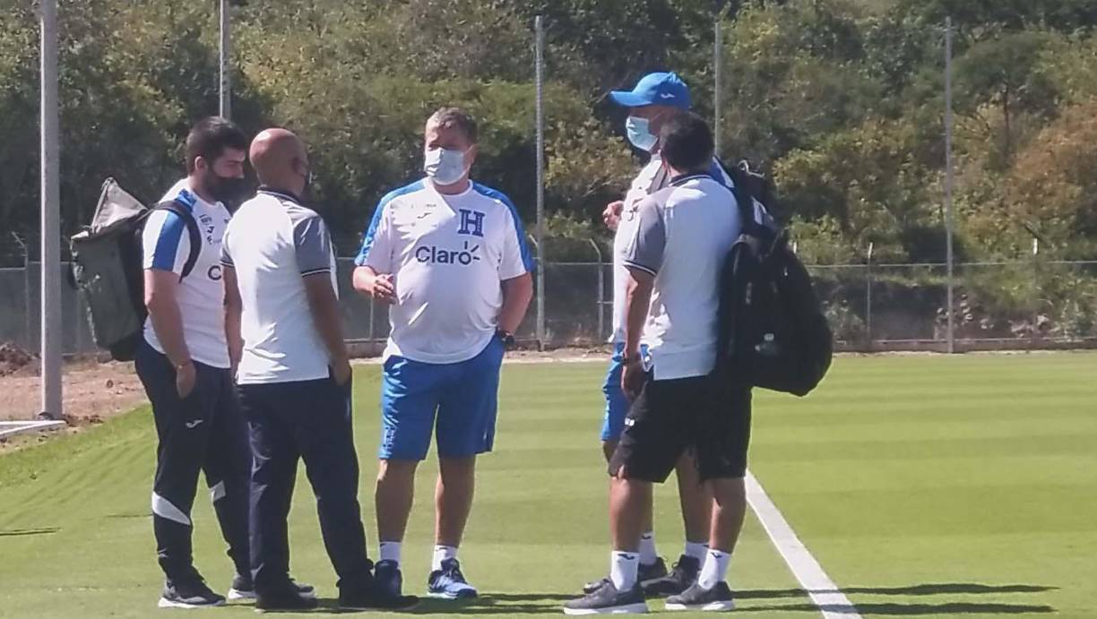 Hernán Gómez citó a 18 futbolistas del campo local a su primer microciclo de los cuales dos se cayeron por lesión (Jhonny Leverón y Félix Crisanto, ambos del Olimpia).