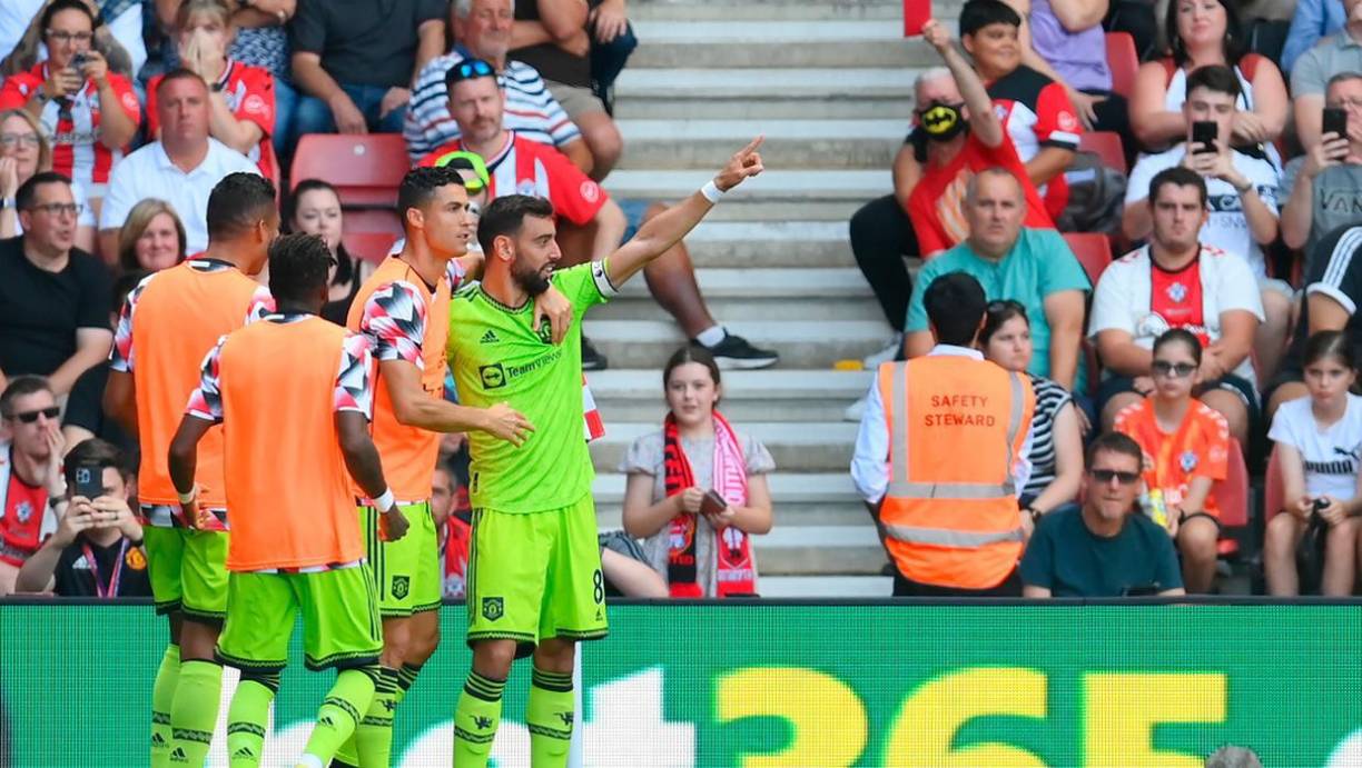 Cristiano Ronaldo, que calentaba en la banda, fue el primero en felicitar a su compatriota Bruno Fernandes por el gol.