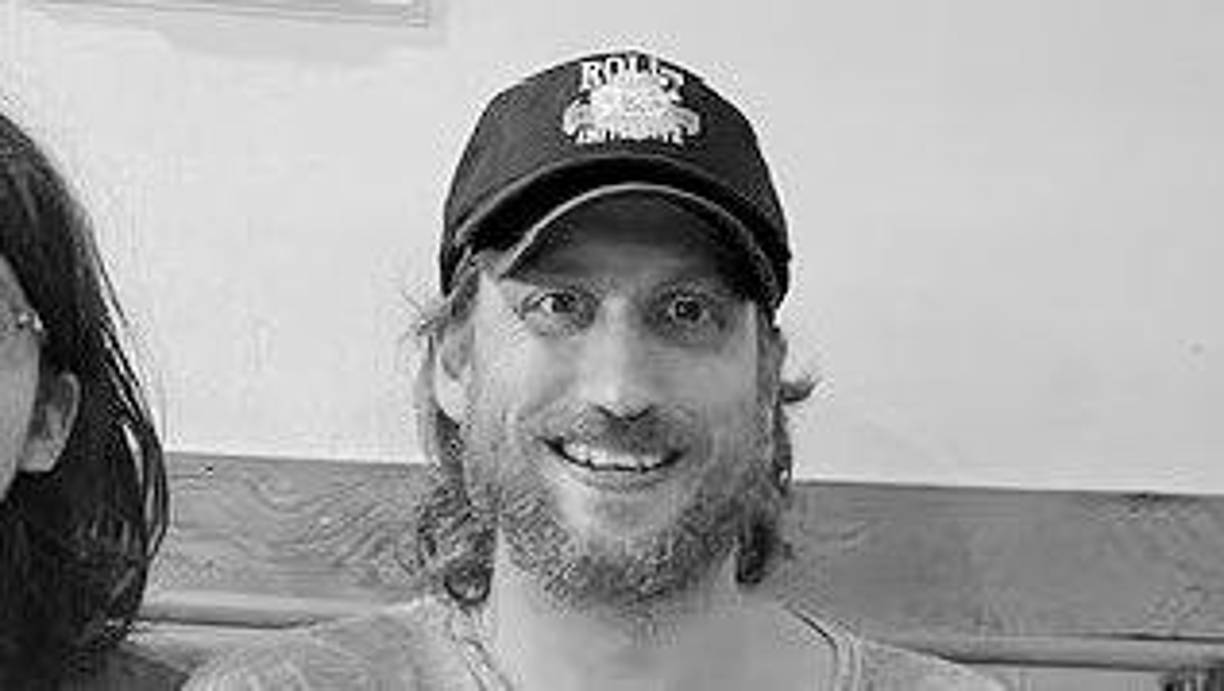 “Mi salud mental y el mundo ya no pueden coexistir pacíficamente y gran parte de la razón es la religión. Me aterroriza que los fanáticos religiosos inflijan sus creencias equivocadas a mí y a mi familia. Tengo pensamientos intrusivos de ser quemado en la hoguera como brujo o crucificado en una cruz en llamas”, escribió en Facebook.