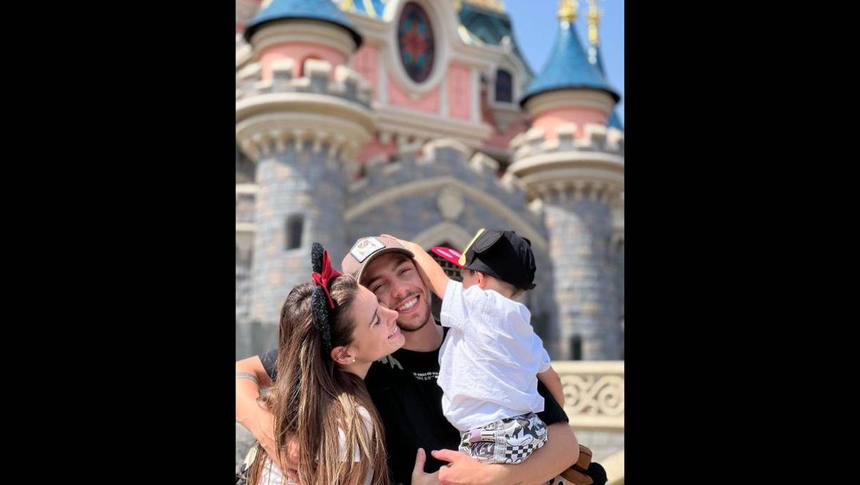 Valverde tiene una relación con la periodista Mina Bonino, con quien procreó a su hijo Benicio. Bonino se convirtió en una de las admiradoras y defensoras del futbolista.