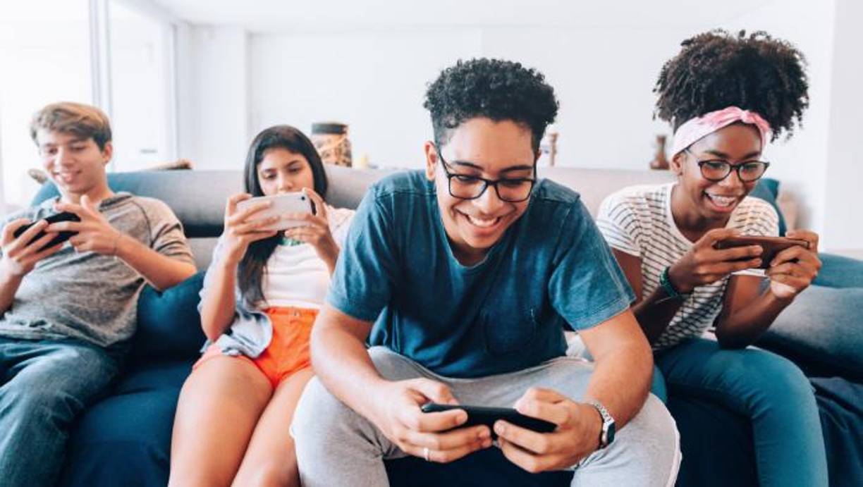 “La pregunta más común que los padres me hacen es si las redes sociales son seguras para sus hijos”, señaló Murthy. “La respuesta es que no tenemos suficientes evidencias para decir que son seguras y, de hecho, hay crecientes evidencias de que el uso de las redes sociales se asocia con daños para la salud mental de los jóvenes”. El ciberacoso, al ciberacecho, la ansiedad, el contenido inadecuado, otras presiones sociales, una distracción de la escuela, y los problemas con la imagen corporal son algunos de los peligros potenciales. 