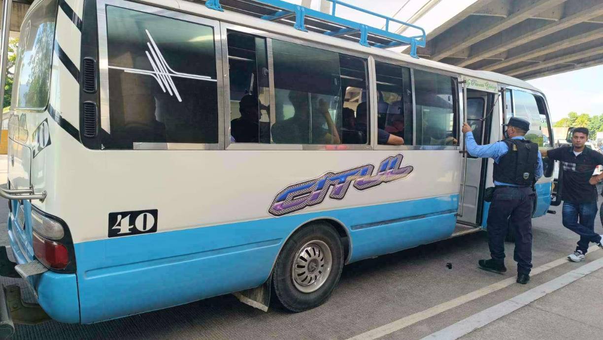 Los agentes policiales están olbigando a los conductores y ayudantes a quitar el polarizado de las unidades de transporte.